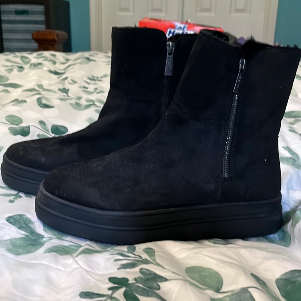 Suede zipped boots